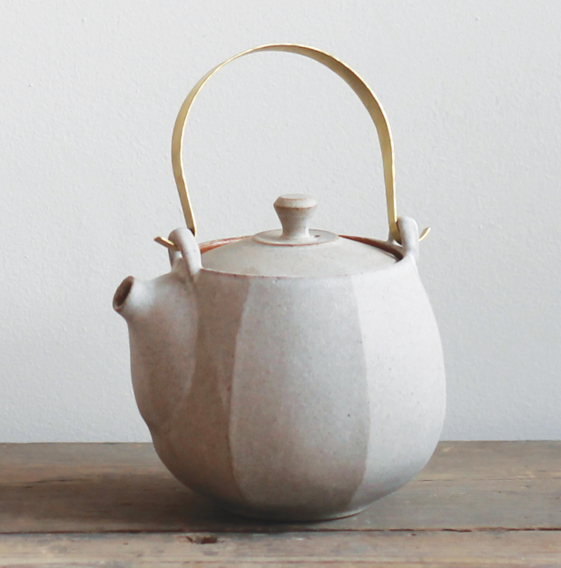 4 Mentori (faceted) teapot, 7¾ in. (20 cm) in height, stoneware, Matte White glaze, brass handle, 2018. 