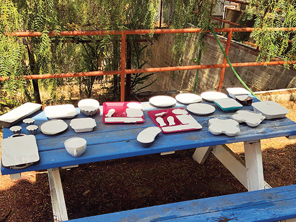 2 Once the plaster has been poured into the molds and has cured, allow them to dry before use.