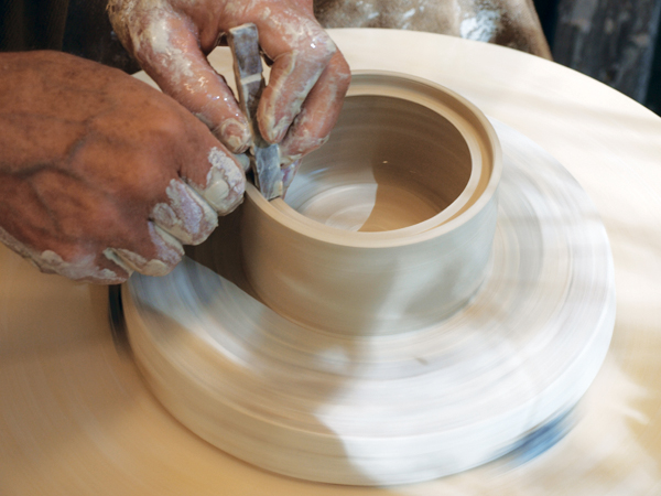 2 Use a clothes pin to press down on half of the cylinder rim to create a lid gallery.