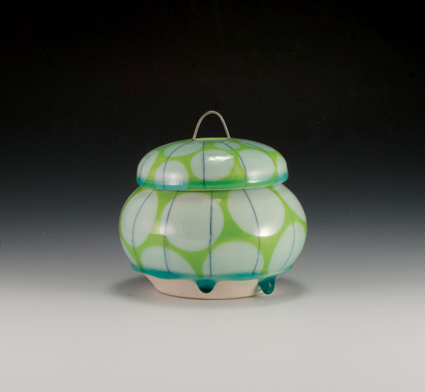 1 Rachel Donner’s lidded jar, 4½ in. (11 cm) in height, porcelain. 