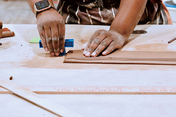 5 Use an angled bevel cutter to create parallel 45° angles on both of the shorter ends of the slab. This will create a near seamless join when the slab is curved into an oval. 