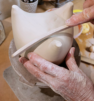 8 Use the edge of a wooden tool to sculpt creases around each foot.