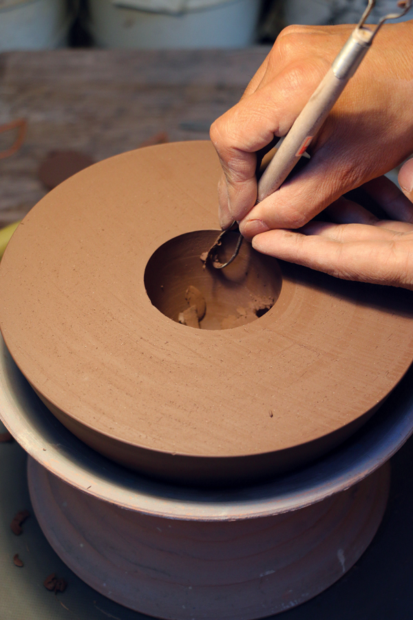 10 Use trimming tools to remove excess clay from the transition between the bowl and the edge of the top plate.