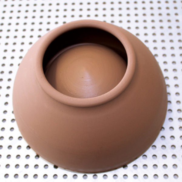 13 After drying to soft leather hard, place the bowl on a vented surface. Cover the rim to prevent unevenness in drying.