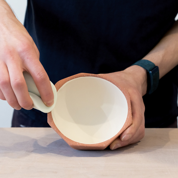 15 Use a damp sponge to wipe off any drips from the rim and the outside of the bowl.