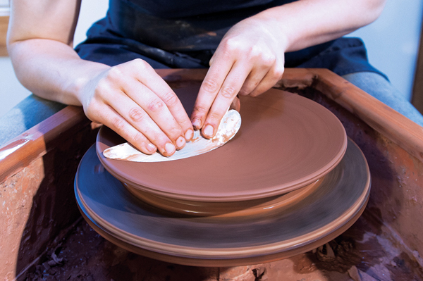 1 Throw an 11–12-inch dinner plate. Make the bottom ½–¾ inch thick.