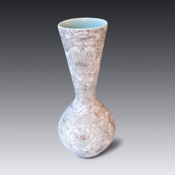 Jackson Li’s A17-5 New Guan Ware Vase, 9½ in. (24 cm) in height, hand-painted porcelain, celadon glaze, gold luster, 2016.