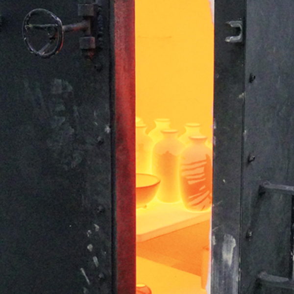 5 Do not fully open the kiln to prevent a severe temperature drop. 