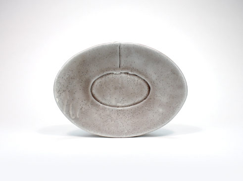 Birdie Boone's oval plate, 10.5 in. (27 cm) in length, dark stoneware, bisque slip, glaze, fired to cone 6, 2015. Photo: Northern Clay Center.