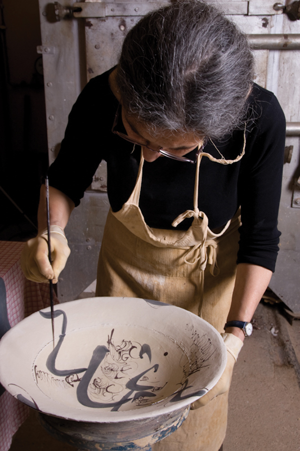 2 Vanier decorating a large bowl. Photo: G. Girard.