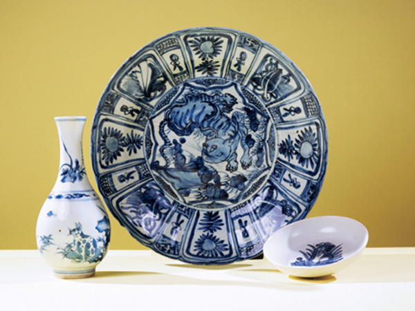 4 Unknown maker’s vase, porcelain, circa 1650; dish, porcelain, circa 1615–1630; bowl, porcelain, 1621–1627. 