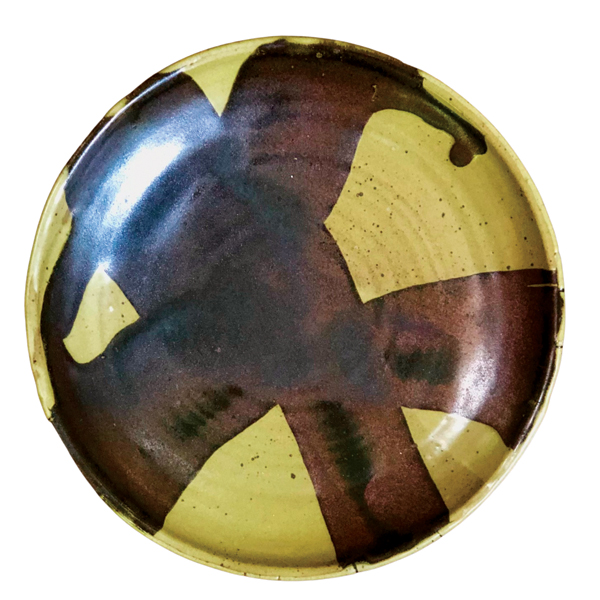 1 Henry Okamoto’s Action Plate, 10½ in. (27 cm) in diameter, 1959. Photo: Jeff Schlanger.