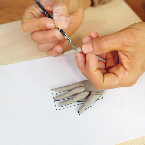 2 Mark the fingers with knuckle articulations and where each hits the palm slab.