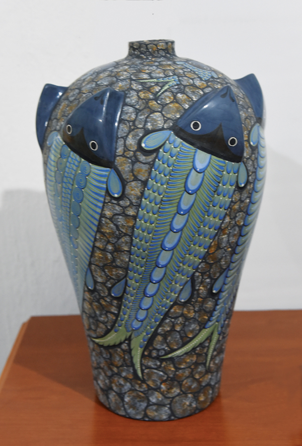 6 Vase form with three-dimensional fish imagery, 16 in. (41 cm) in height, local clay and slip, colorants, stains, burnishing. Photos: Richard Burkett and Joe Molinaro.