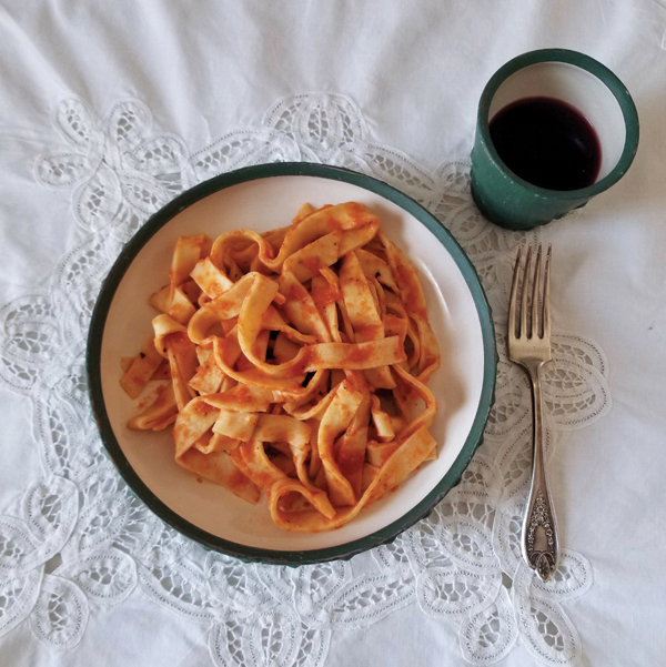 6 The finished pasta plate with handmade pasta and tomato sauce .