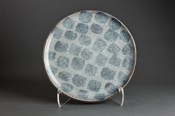 1 Young Jae Lee’s plate, 20 in. (51 cm) in diameter, feldspar glaze with engobe brushwork, stoneware, 2013. Photo: John Davenport.