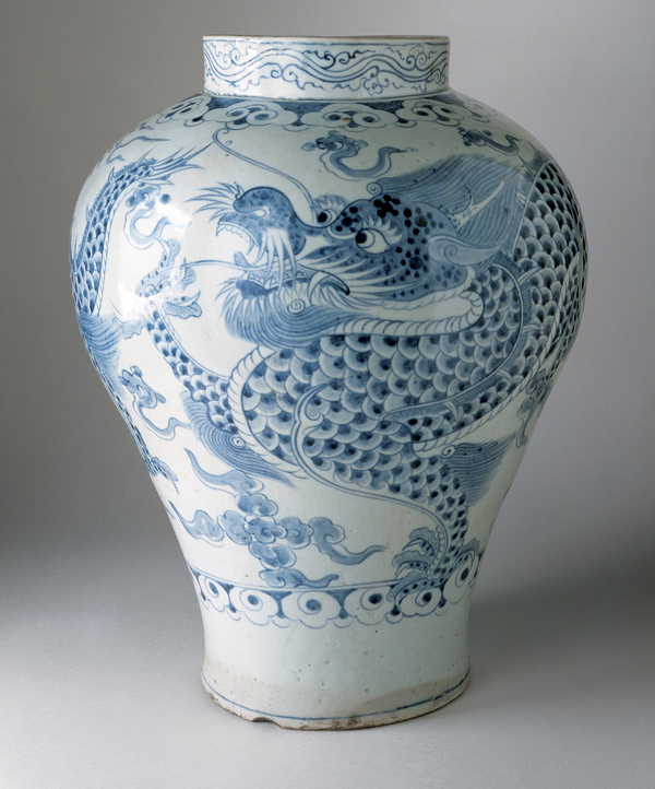 10 Unknown maker, Jar with Dragon and Clouds, Joseon dynasty (1392–1910), 18th century. Photos: Copyright Museum Associates/LACMA.