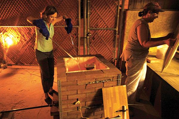 5 Studio owners Patty Housen (left) and Liz Rosenblatt (right) unload a kiln at an evening horse-hair firing at the studio, 2016. Photo: Genaro Molina. 