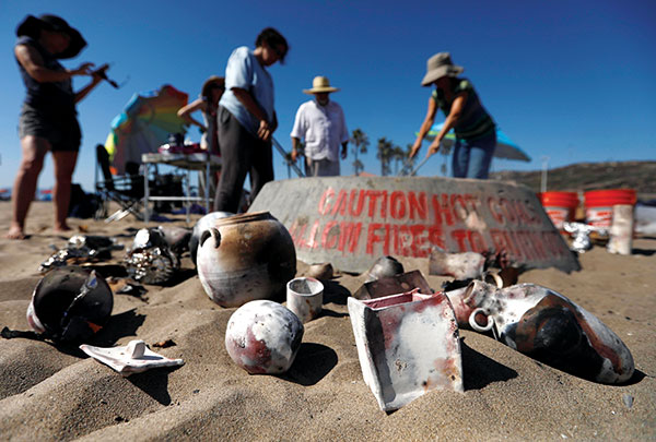 2 Unloading pots from a pit firing at Dockweiler State Beach, summer 2019. Photo: Genaro Molina. 