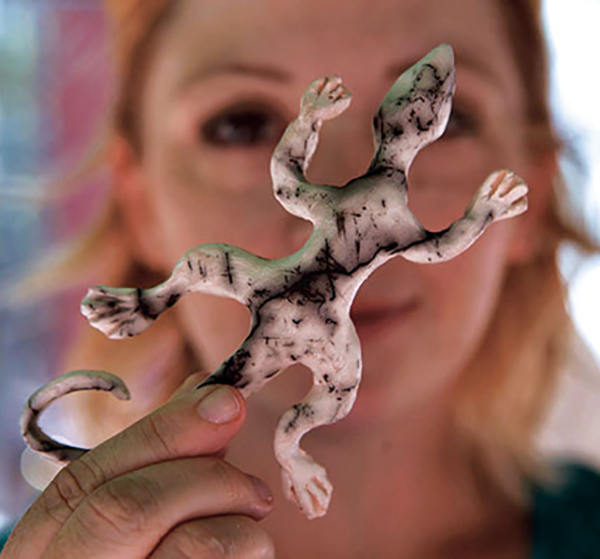 7 Christianne Lane’s gecko, 5½ in. (14 cm) in length, unglazed, decorated with horsehair, 2017. Photo: Genaro Molina. 