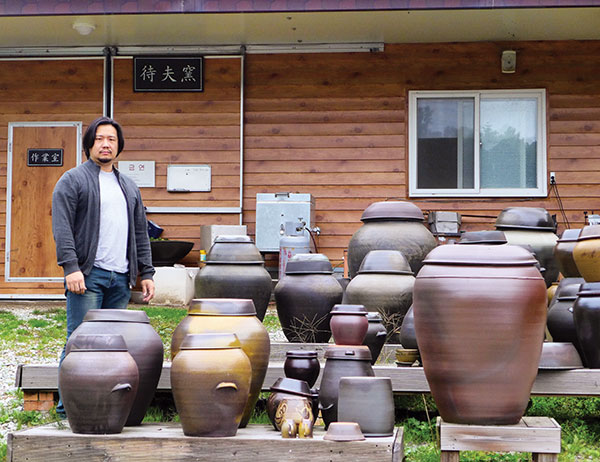1 In Sung Hwang’s Onggi display in front of his studio, Daebuyo, in Goesan, South Korea, 2019. 