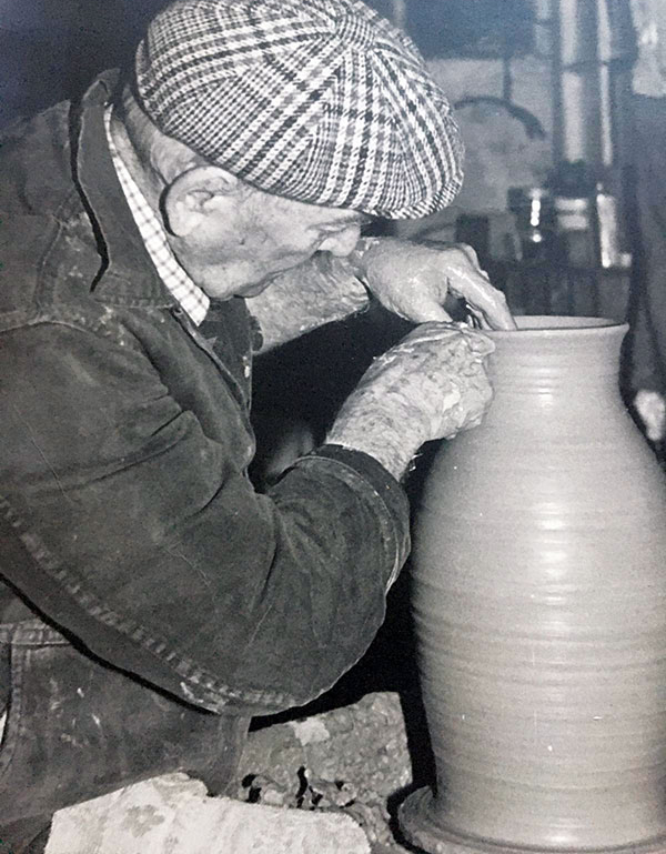 7 Richard Bateson throwing a pot. When this picture was taken, Bateson was in his 80s.