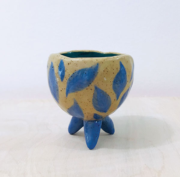 6 Erin’s pinch-pot example, 4 in. (10 cm) in height, Standard Ceramic Midrange 121 clay, Amaco underglazes, and clear glaze. 