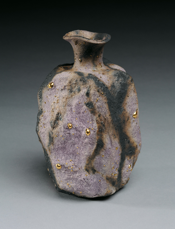 Inayoshi Osamu’s purple sake bottle with gold dots, 5½ in. (14 cm) in height, stoneware, 2015.