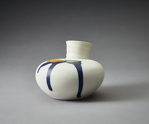 7 Blue and Gold Speak Vase, 5 in. (13 cm) in height, porcelain, crackle glaze with cobalt, 24-karat gold leaf, 2019.