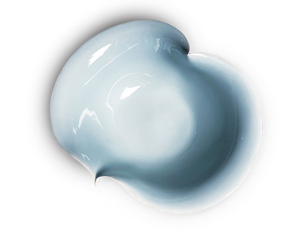 2 Kawase Shinobu’s Seiji bachi (blue celadon bowl) (alternate view), 10⅛ in. (26 cm) in width, porcelain, 2010. Photo: Richard Goodbody. Courtesy Joan B Mirviss LTD.