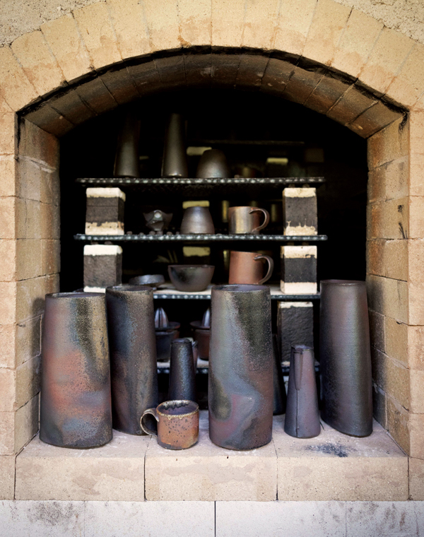 7 Lindsay Oesterritter’s finished vessels in her train kiln. Photo: Alex Olson. 