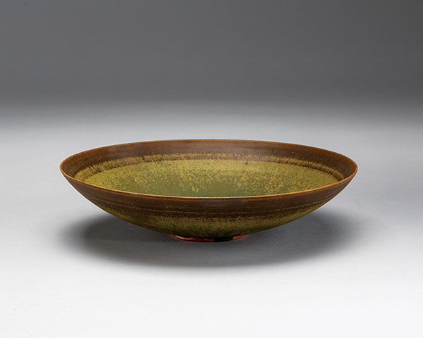 7 Gertrud Natzler and Otto Natzler’s shallow bowl, 9⅞ in. (25 cm) in diameter, stoneware, 1956.