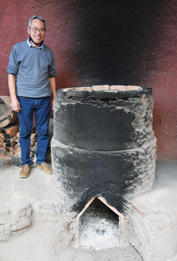 7 Luis Cortez with his wood-fired kiln. 