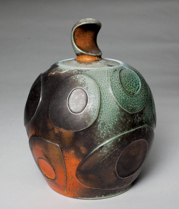 1 Ryan McKerley’s jar, 10 in. (25 cm) in height, soda-fired porcelain.