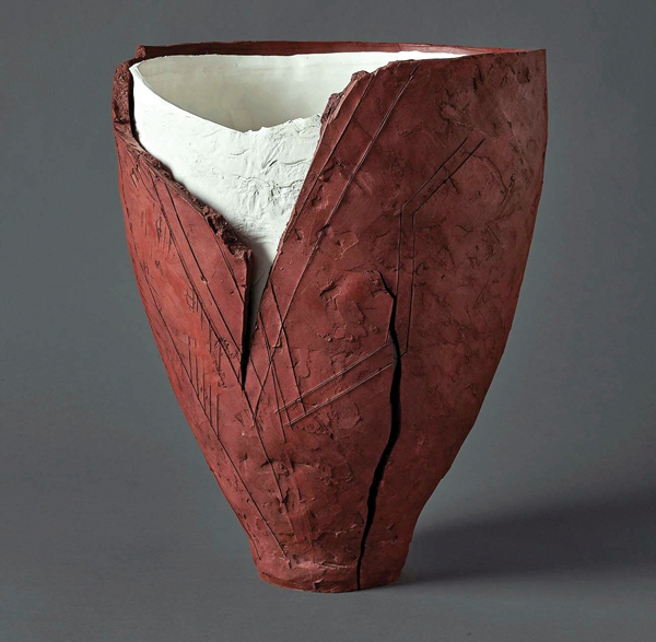 2 Ogawa Machiko’s Red Vessel, 16½ in. (42 cm) in height, porcelain, stoneware, iron-oxide glaze, 2021. 1, 2 Photos: Tadayuki Minamoto. Courtesy of Joan B Mirviss LTD. 