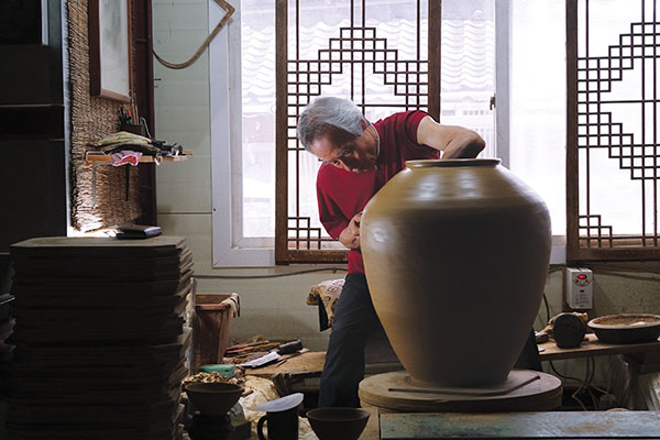 3 Hak Soo Lee, 37th South Korean Living National Treasure, making Onggi in his studio in Boseong, South Korea, 2019 (alternate view). 