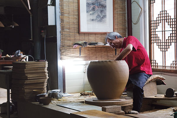 2 Hak Soo Lee, 37th South Korean Living National Treasure, making Onggi in his studio in Boseong, South Korea, 2019. 