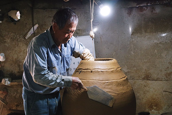 8 Moo Nam Lee, 25th South Korean Living National Treasure, making Onggi using a traditional padding tool in his studio in Cheongsong, South Korea, 2019. 