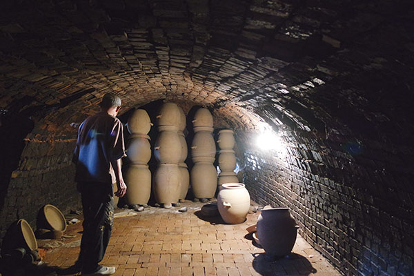 7 Chun Woong Bang, 38th South Korean Living National Treasure, inside his semi-subterranean tonggama at his studio, Galsantogi, in Hongseong, South Korea, 2019. 