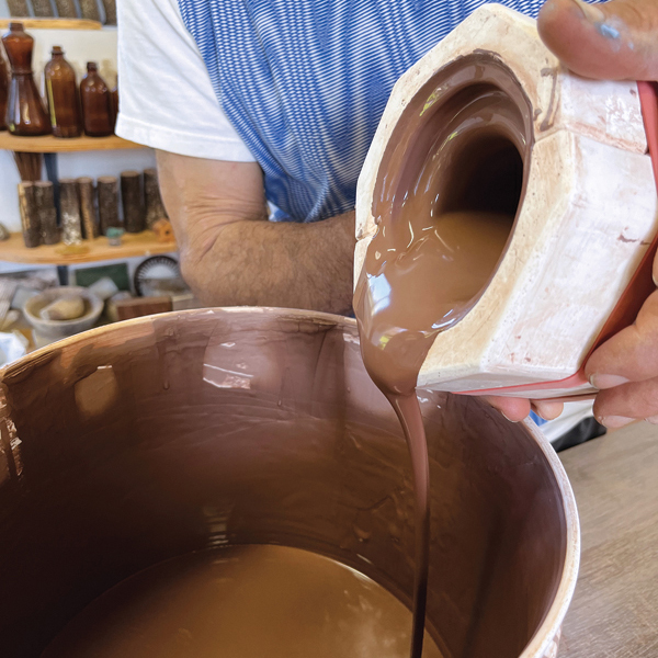 2 After about 20 minutes, drain the mold and leave it upside down for approximately 10–15 minutes.