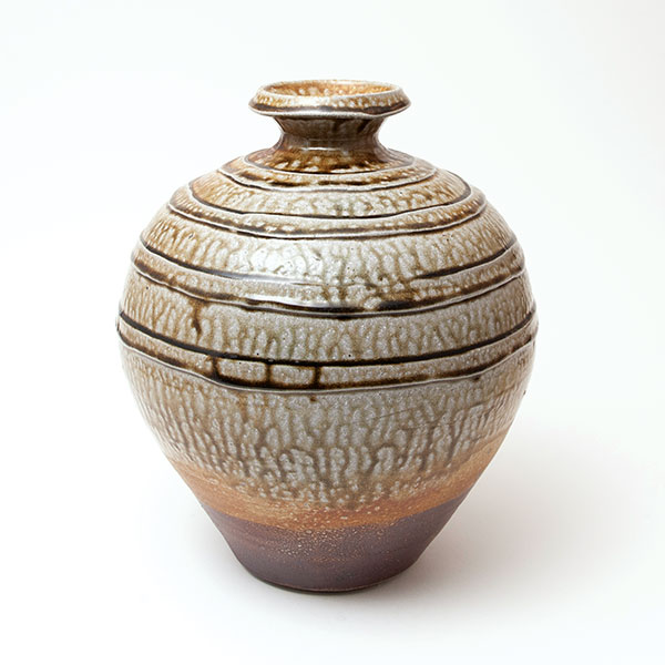 4 Phil Rogers’ jar, 13¾ in. (35 cm) in height, salt and ash glazed. Photos: Goldmark Gallery.