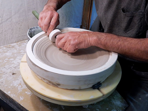 20 Adding texture to the rim with a plaster roulette.