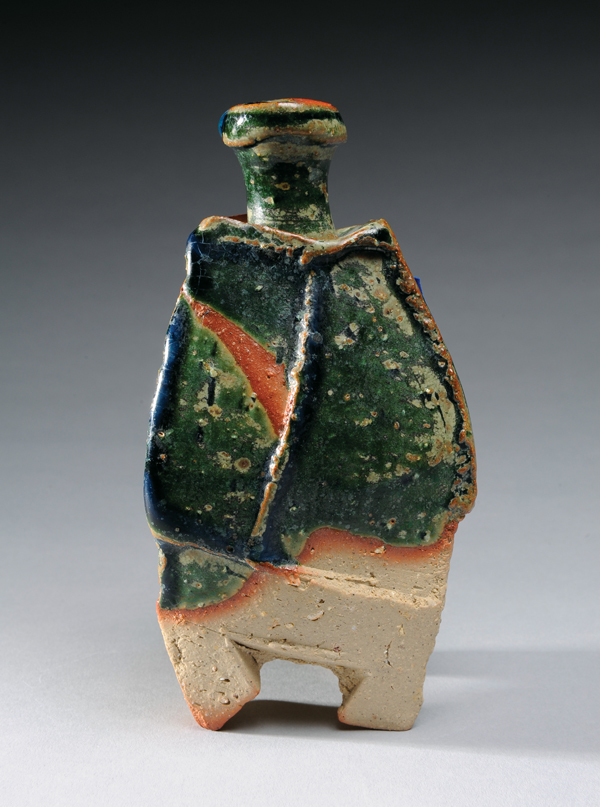 Ryuichi Kakurezaki’s sake bottle, 6 in. (15 cm) in height, stoneware, 2015. All photos: George Bouret.