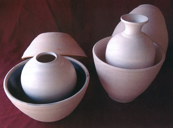 The saggar firing is more successful if the saggars are of similar size and shape of your pot.