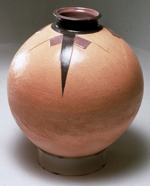 9 Water jar, 10½ in. (27 cm) in diameter, stoneware. 