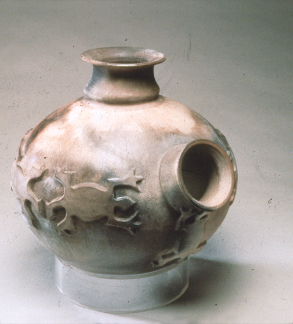 2 Winnie Owens-Hart’s handbuilt pot with gecko motif. 