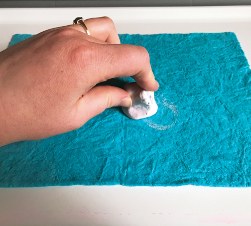 1 Press the bottom of a glazed piece onto a wet kitchen cloth. Rotate the piece to ensure an even wipe. 