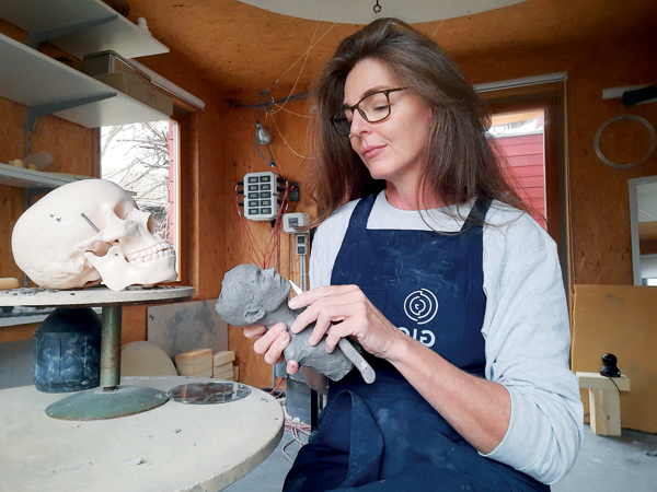 5 Stephanie Roos working in her studio. 