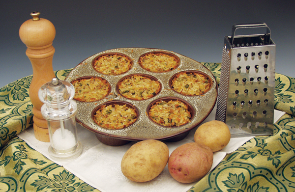 8 Glaze the finished 7-cup muffin pan with a food-safe glaze, then fire it to temperature. Now it’s ready to use!