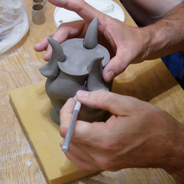 5 Shape feet, then attach. Use a level when assembling the base to ensure stability. 